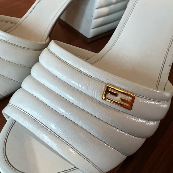 FENDI Glossy quilted leather sandal with a chunky block heel. - Picture 4 of 6